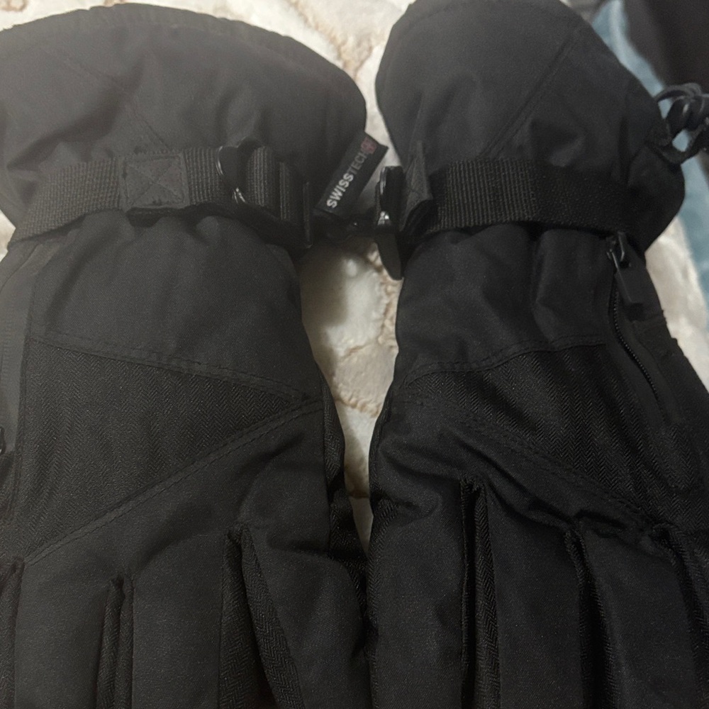 Swiss Tech Black Insulated Mittens